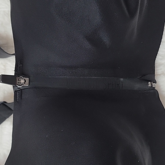 2 Bras, Victoria Sport: 1 Black Bra and 1 Pink Bra with Adjustable Straps - Picture 4 of 16